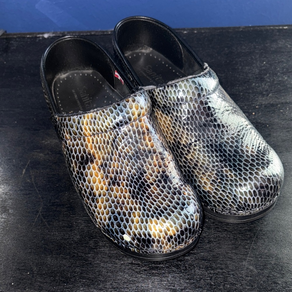 ✨ Sanita Clogs – Iridescent Snake Pattern ✨ Size 39 | Fair Condition